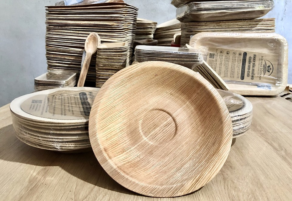 Hiện, sản phẩm từ mo cau của anh Tịnh đã được xuất khẩu sang một số nước như: Mỹ, Úc, Hàn Quốc”. Ảnh: Lao động