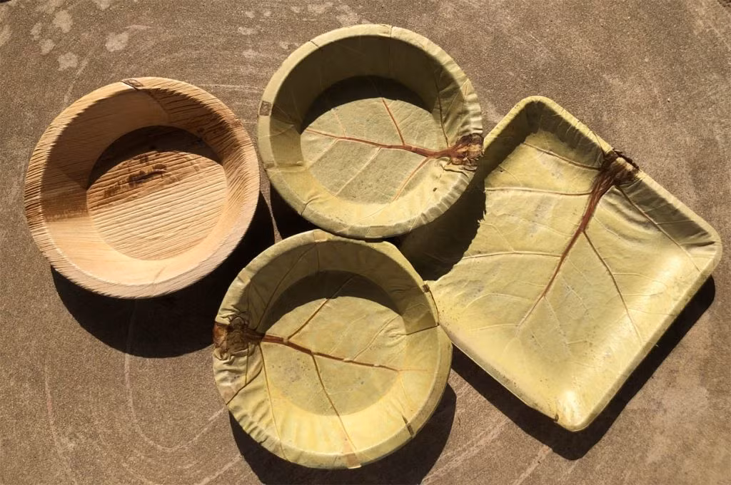 Tuy nhiên, ngày nay khi cộng đồng nỗ lực giảm rác thải thì các sản phẩm làm từ mo cau lại thành mặt hàng thân thiện môi trường, được thị trường trong và ngoài nước ưa chuộng. Ảnh: Dân Việt