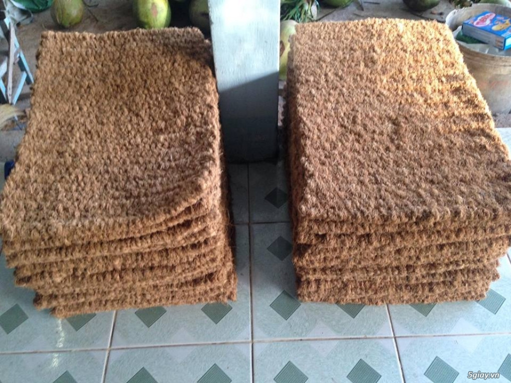 Theo đó, vỏ dừa khô có thể chế biến thành nhiều sản phẩm khác nhau như xơ dừa thô ép kiện, chỉ xơ dừa, thảm xơ dừa....Ảnh: 5giay