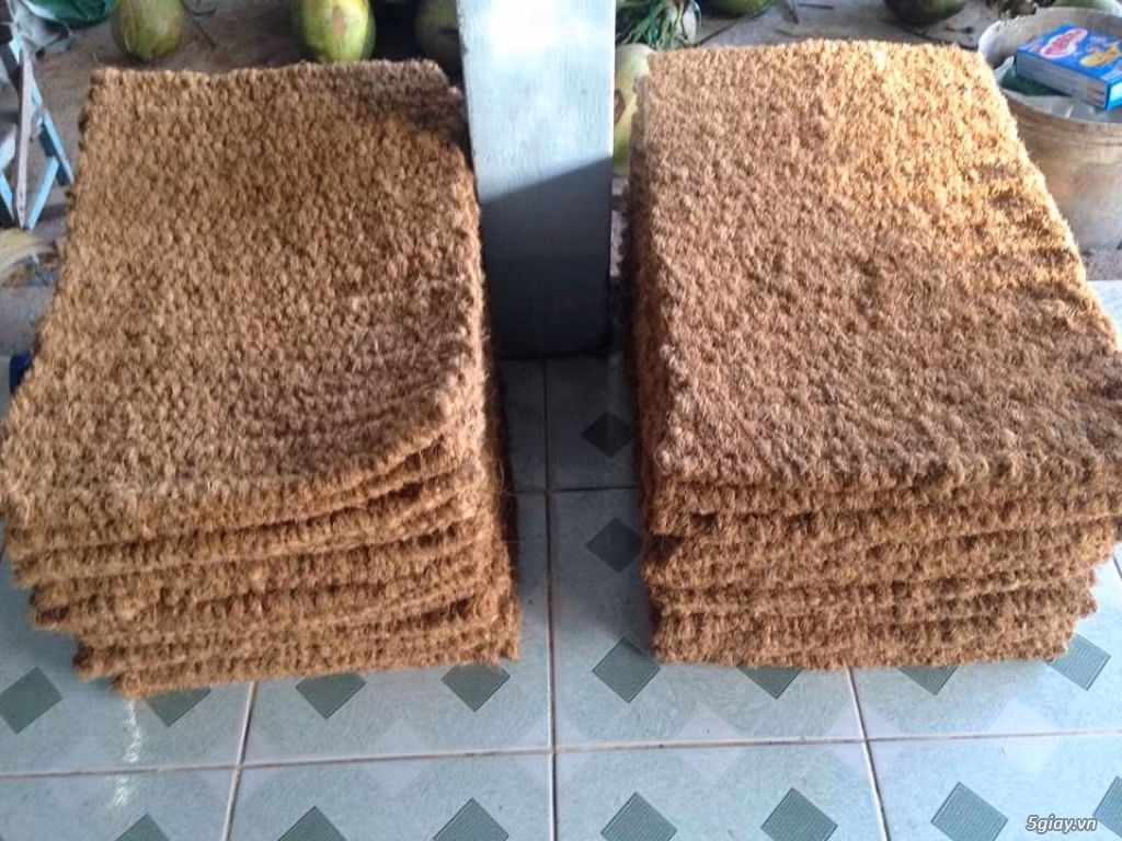 Theo đó, vỏ dừa khô có thể chế biến thành nhiều sản phẩm khác nhau như xơ dừa thô ép kiện, chỉ xơ dừa, thảm xơ dừa....Ảnh: 5giay
