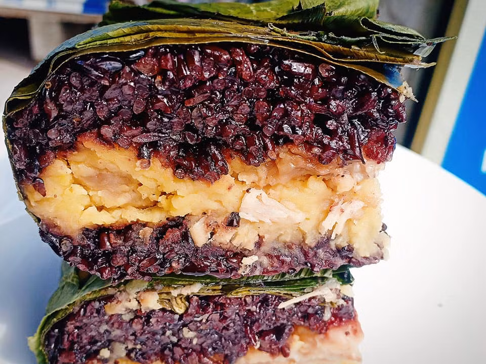 Theo chị Dương, bánh chưng gạo lứt có màu đỏ tím khác màu xanh của bánh truyền thống. Khi ăn có cảm giác no lâu, đỡ ngán so với các loại nếp thông thường.