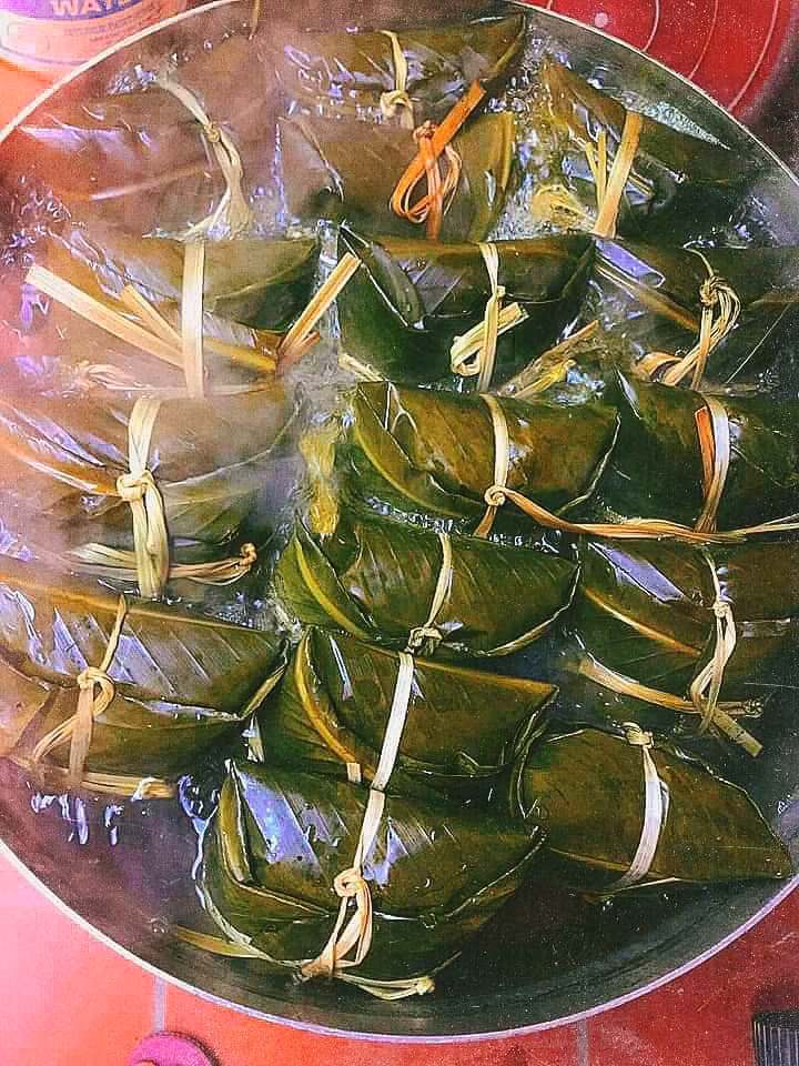 Chị Hoa Thúy (chuyên nhận làm bánh chưng gạo lứt ở Hà Đông, Hà Nội) cho biết, chị rao bán bánh chưng cách đây khoảng 20 ngày.