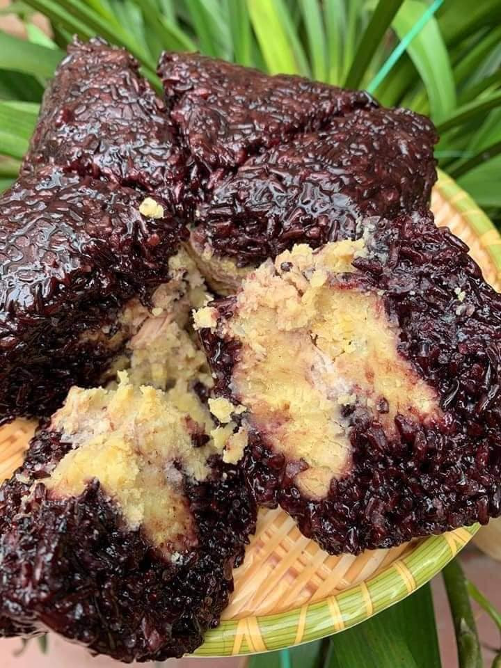 Cô Mai An (một tiểu thương trên chợ mạng) chia sẻ, bánh chưng gạo lứt đang là mặt hàng bán chạy nhất nhà cô. Khách mua chủ yếu là giới trẻ, phụ nữ và dân tập thể hình.