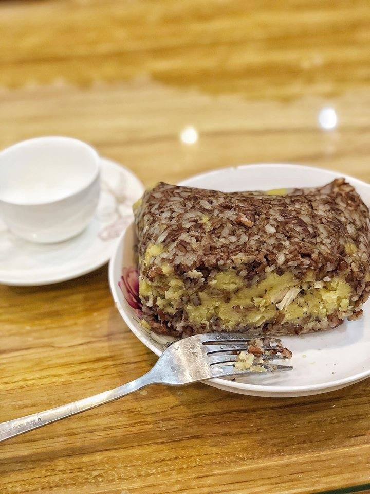 Theo người bán, bánh chưng gạo lứt có cách chế biến tương tự bánh chưng truyền thống. Tuy nhiên, thay vì gạo trắng, vỏ bánh được làm bằng gạo lứt.