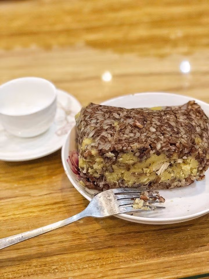 Theo người bán, bánh chưng gạo lứt có cách chế biến tương tự bánh chưng truyền thống. Tuy nhiên, thay vì gạo trắng, vỏ bánh được làm bằng gạo lứt.