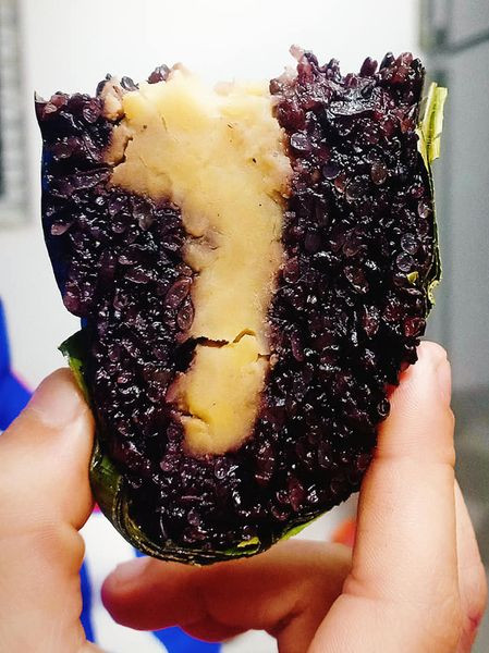 Chị Thanh Dương (Ba Đình, Hà Nội) tiết lộ rất thích ăn bánh chưng song lại sợ béo. Năm nay, thấy nhiều người bán bánh chưng bằng gạo lứt với hàm lượng dinh dưỡng thấp, ăn không lo béo nên chị mua thử một cặp về ăn thử.