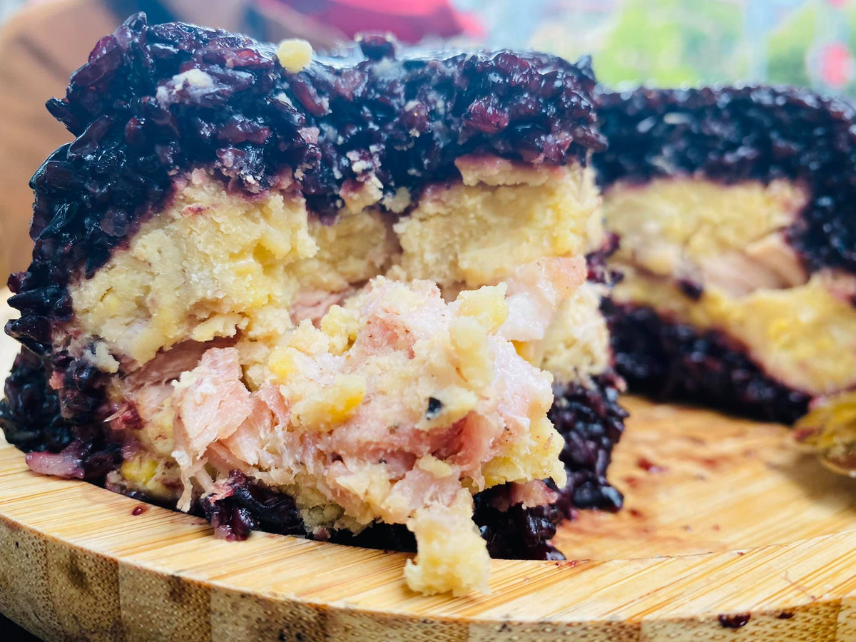 Nhân bánh vẫn là đỗ xanh và thịt lợn. Một số tiểu thương thay thịt lợn bằng ức gà.