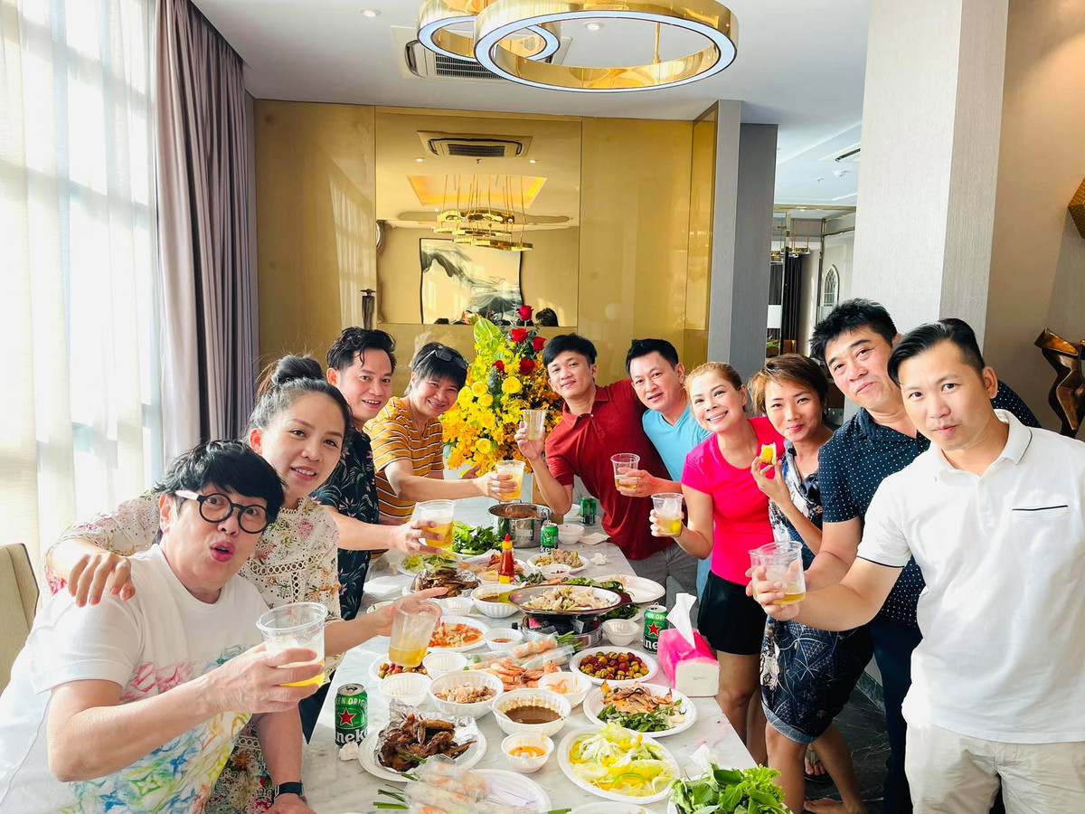 Thanh Thảo mời bạn bè đến tiệc tân gia.