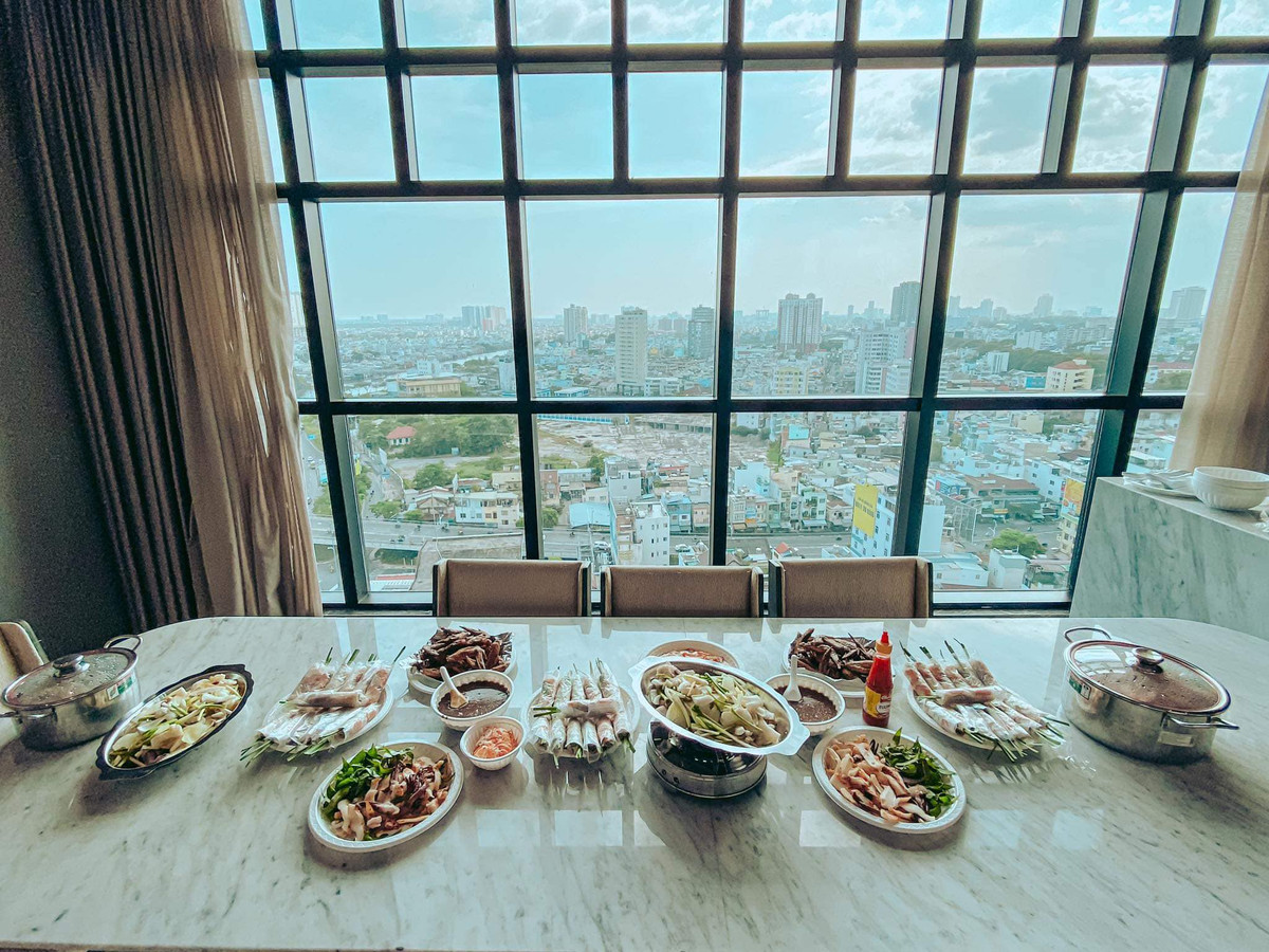 Đặc biệt, căn hộ có view đắt giá xứng đáng triệu đô vì bao quát được toàn cảnh thành phố.