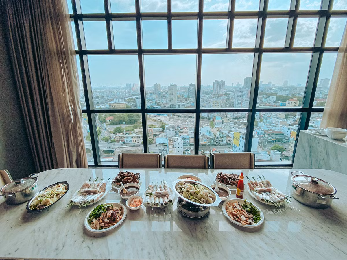 Đặc biệt, căn hộ có view đắt giá xứng đáng triệu đô vì bao quát được toàn cảnh thành phố.