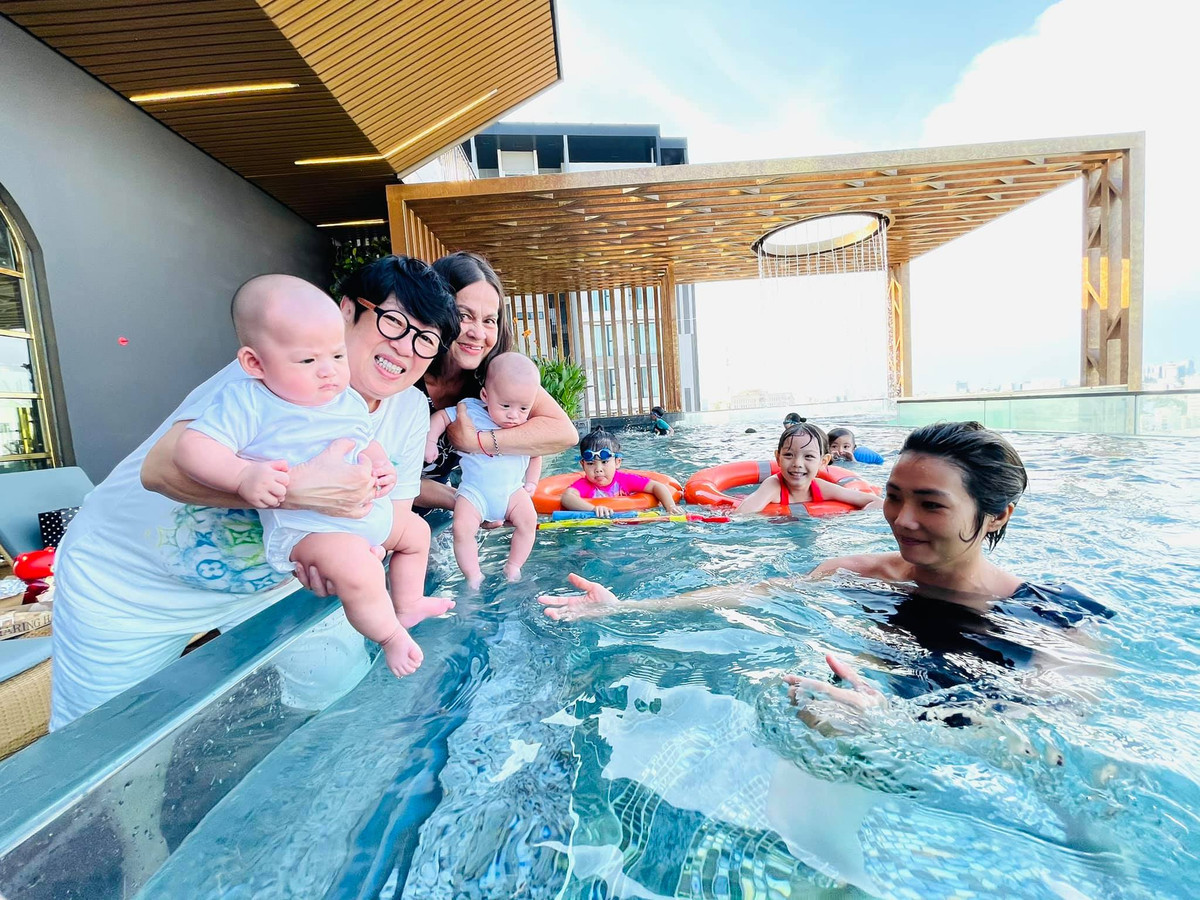 Trong toà nhà của "búp bê" Thanh Thảo cũng có cả bể bơi bằng kính sang chảnh chẳng kém khách sạn 5 sao.