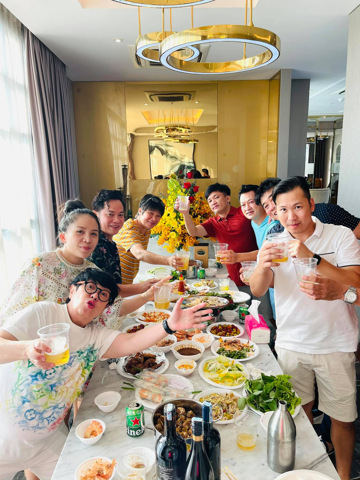 Bàn ăn lớn thoải mái tổ chức tiệc khi có bạn bè, người thân đến chơi.