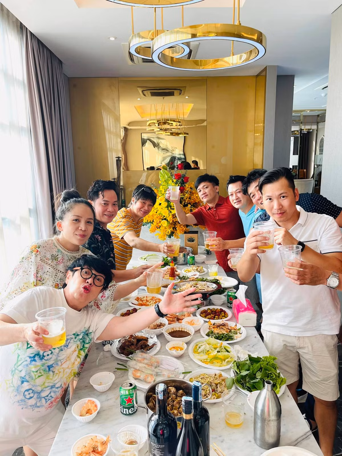 Bàn ăn lớn thoải mái tổ chức tiệc khi có bạn bè, người thân đến chơi.