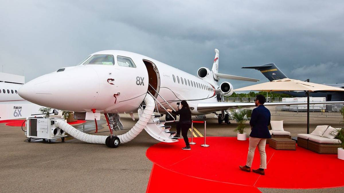 Theo Daily Beast, 8 máy bay riêng chở theo các gia đình siêu giàu Ấn Độ đã hạ cánh ở thủ đô London, Anh vào rạng sáng ngày 23/4. Ảnh: 24 news.