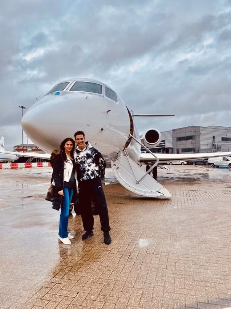 Tỷ phú Akshay Kumar đi rất nhiều nơi nhưng ông chỉ bay bằng phi cơ riêng. Ảnh: Akshaykumar/Twitter