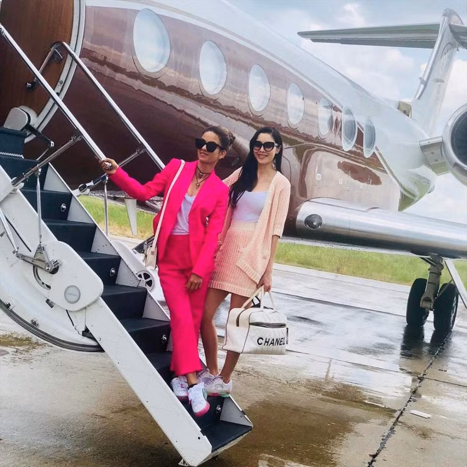 Tỷ phú dược phẩm Cyrus Poonawalla cùng gia đình thường xuyên tham dự các sự kiện bằng chuyên cơ riêng. Ảnh: Natasha.poonawalla/Instagram