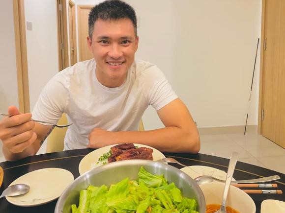 Cách đây không lâu, Công Vinh đăng tải hình ảnh ăn cơm tại gia. Dễ dàng nhận thấy căn hộ được chia thành nhiều phòng ngủ.