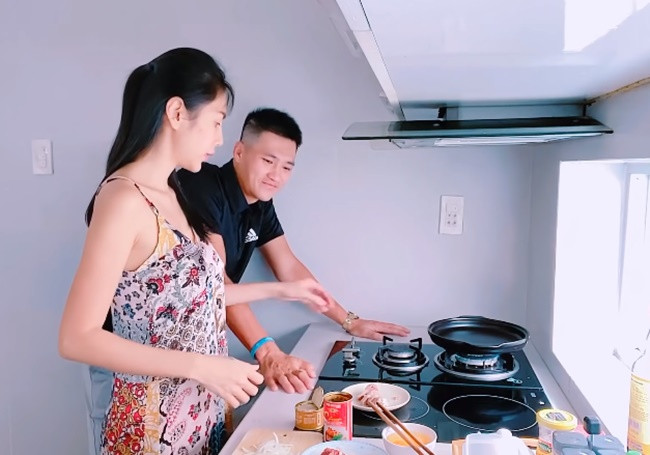 Gian bếp rộng rãi tại biệt thự hơn 20 tỷ của Thủy Tiên - Công Vinh đang được sửa chữa lại.