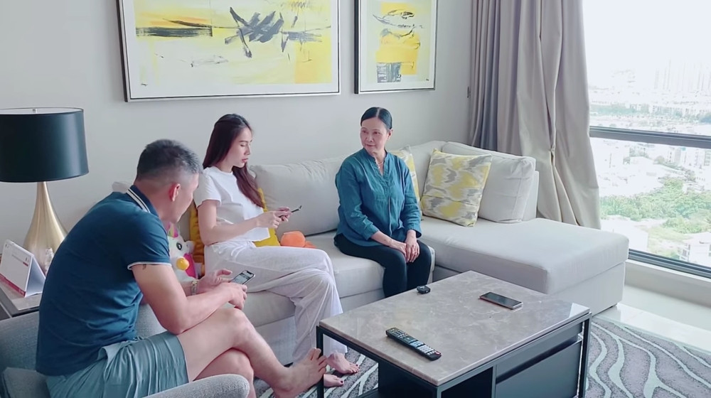 Từ ở mặt phố, giờ đây các thành viên của gia đình Thủy Tiên - Công Vinh ở trên tòa nhà cao tầng, phòng khách có thể nhìn ra thành phố náo nhiệt.