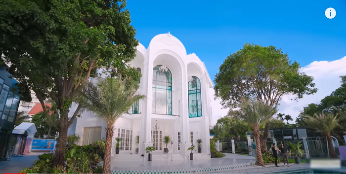 Ít ngày sau khi thông báo căn biệt thự mới đã hoàn thành, trên kênh YouTube cá nhân, ông bầu Vũ Khắc Tiệp đã cho đăng tải đoạn clip ghi lại khoảnh khắc "đập hộp" biệt thự đắt giá nhất Sài Gòn.