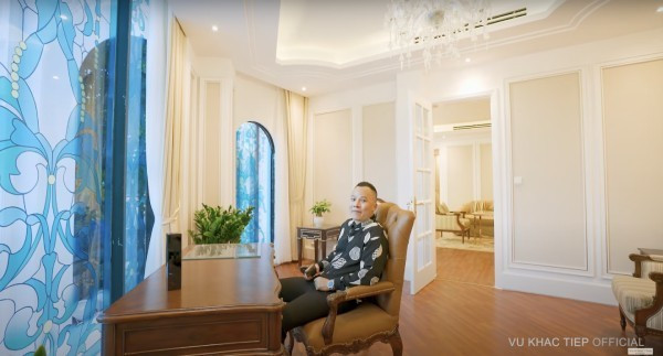 Phòng làm việc có view hướng ra ngoài.