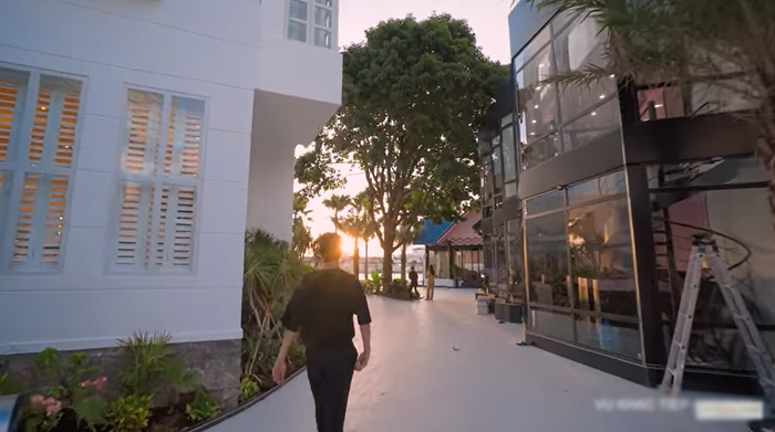 Theo giới thiệu, biệt thự của Vũ Khắc Tiệp nằm ven sông, có diện tích gần 2.000m2 trên một khu đất đắt đỏ tại Quận 2, TP.HCM.