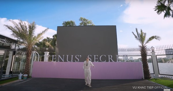 Khu vực sân khấu với đèn led lớn sẽ là nơi phục vụ cho những bữa tiệc, show diễn của ông bầu Vũ Khắc Tiệp. 