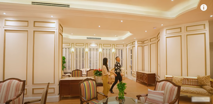 Bên trong biệt thự là không gian rộng rãi, thoáng đãng, có thiết kế mở, sử dụng những mảng kính lớn để tận dụng ánh sáng tự nhiên ngoài trời.