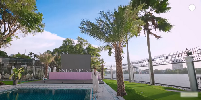 Biệt thự có đầy đủ các tiện nghi như hồ bơi, phòng tập gym, quán bar, sân gofl mini, phòng tiếp khách,...