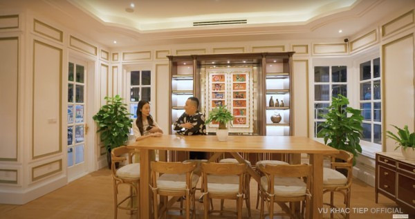 Quầy bar có người pha chế làm việc để sẵn sàng tiếp khách. Nguồn ảnh: chụp màn hình.