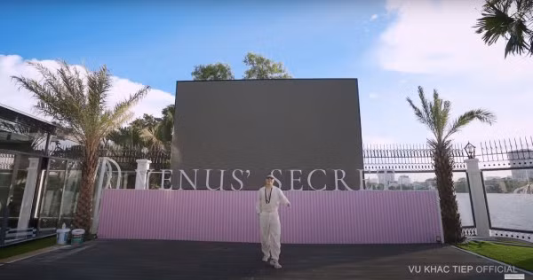 Khu vực sân khấu với đèn led lớn sẽ là nơi phục vụ cho những bữa tiệc, show diễn của ông bầu Vũ Khắc Tiệp. 