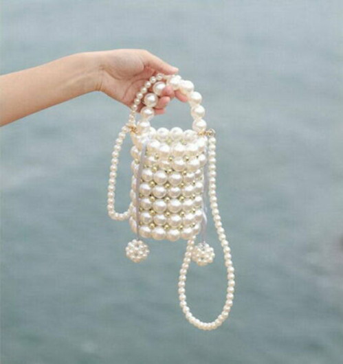 Theo giới thiệu, mẫu túi kết hạt ngọc trai này được chế tác thủ công. Tuỳ vào chất liệu hạt giả ngọc trai, ngọc trai nhân tạo, ngọc trai tự nhiên... mà giá thành sản phẩm có mức chênh lệch khác nhau. Ảnh: Vanina