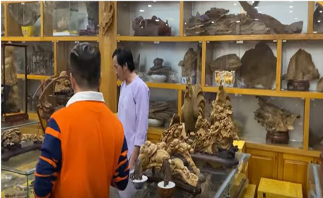 Chỉ riêng những chiếc vòng trầm hương được NSƯT Hoài Linh giới thiệu đã có mức giá choáng ngợp lên đến 100.000 USD (2,3 tỷ đồng). Ảnh: Youtube