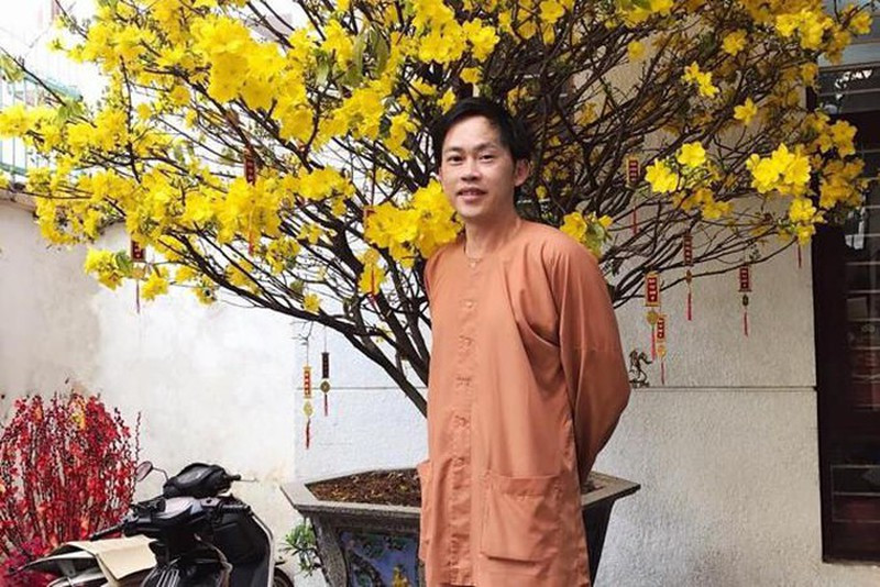 Đắt show cả sân khấu, điện ảnh lẫn truyền hình, mỗi năm, Hoài Linh có thể kiếm được chục tỷ đồng tiền cát-xê. Ảnh: Dân Việt