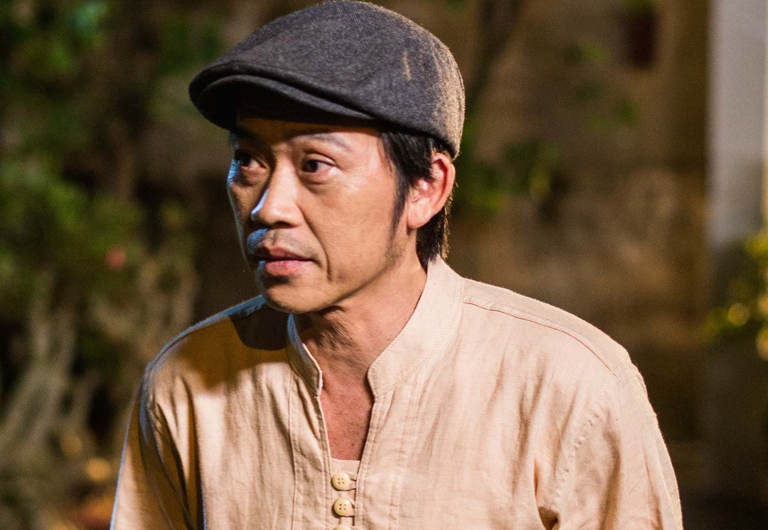 Với lối diễn hài duyên dáng, dí dỏm và sự đa tài khi có thể ca hát, diễn xuất, Hoài Linh nhanh chóng nhận được sự yêu mến của khán giả trong và ngoài nước. Nhờ đó, nam nghệ sĩ nhận được khoản cát-xê cực lớn mỗi khi xuất hiện trên sân khấu. Ảnh: Dân Việt.