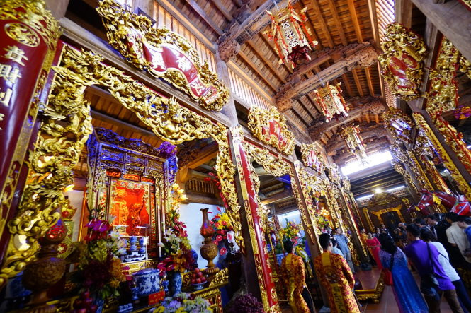 Nhiều chi tiết đều cực kỳ tinh xảo, cầu kỳ và được sơn son thếp vàng đắt giá. Dù không tiết lộ số tiền song nhiều người định giá nhà thờ Tổ của Hoài Linh không dưới 100 tỷ đồng. Ảnh: Dân Việt