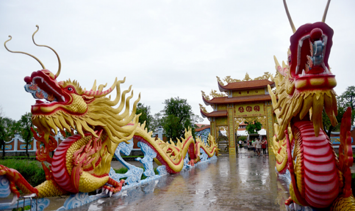 Công trình này tọa lạc tại phường Long Phước, Quận 9 (TP.HCM) với lối kiến trúc độc đáo được khởi công từ năm 2014 khánh thành vào tháng 9/2016. Ảnh: Zing.