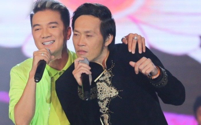 Trong một bài phỏng vấn, nam danh hài gây bất ngờ khi tiết lộ là người dạy Đàm Vĩnh Hưng chơi kim cương. Được biết, Hoài Linh còn hào phóng tới mức tặng Đàm Vĩnh Hưng hẳn 2 viên kim cương. Ảnh: Giadinhvietnam