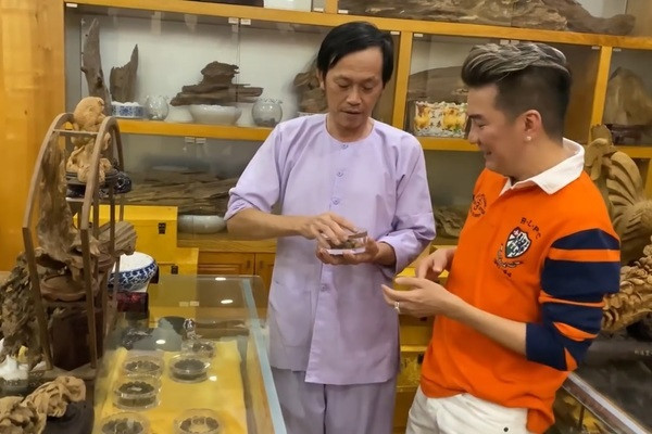 Đàm Vĩnh Hưng từng tiết lộ Hoài Linh sở hữu cả một phòng rộng chứa hàng trăm bức tượng, phù điêu, non bộ lớn nhỏ bằng trầm hương, được trạm trổ tinh xảo. Ảnh: Youtube