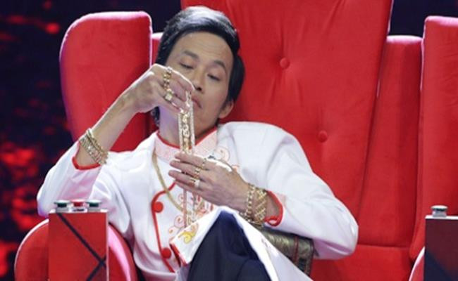 Luôn xuất hiện với hình ảnh giản dị, không hàng hiệu nhưng danh hài Hoài Linh từng gây bất ngờ khi tiết lộ bản thân có sở thích sưu tầm kim cương đắt đỏ. Ảnh: Dân Việt