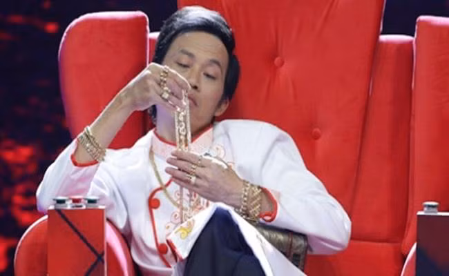 Luôn xuất hiện với hình ảnh giản dị, không hàng hiệu nhưng danh hài Hoài Linh từng gây bất ngờ khi tiết lộ bản thân có sở thích sưu tầm kim cương đắt đỏ. Ảnh: Dân Việt