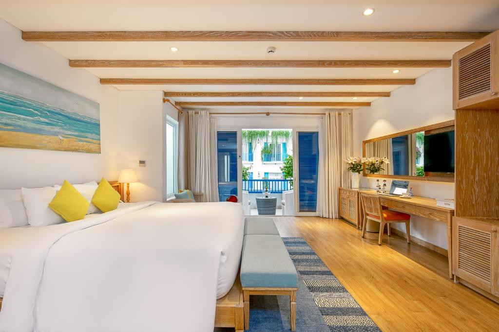 Các phòng nghỉ tại khách sạn 5 sao được bố trí khu vực ghế ngồi, TV truyền hình vệ tinh màn hình phẳng và phòng tắm riêng với đồ vệ sinh cá nhân miễn phí. Ảnh: Booking