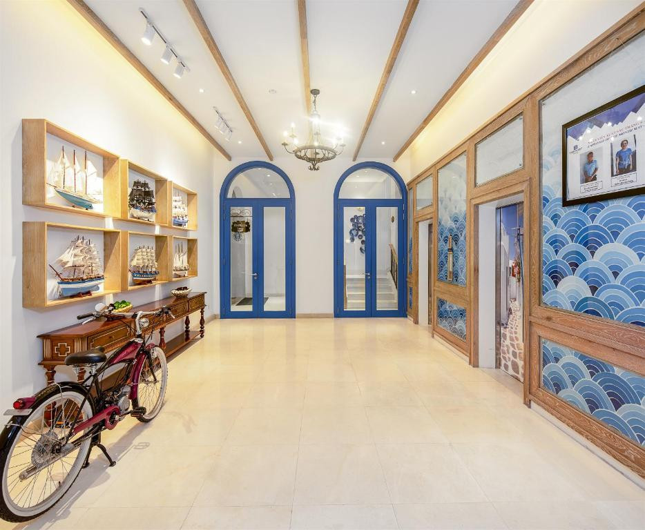 Risemount Premier Resort có phòng nghỉ với thiết kế trang nhã hòa quyện cùng đường nét và bố cục tươi sáng. Ảnh: Booking