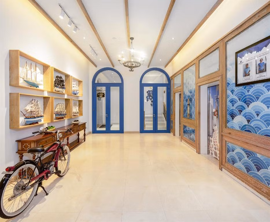 Risemount Premier Resort có phòng nghỉ với thiết kế trang nhã hòa quyện cùng đường nét và bố cục tươi sáng. Ảnh: Booking