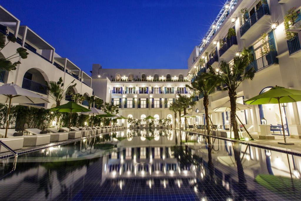 Không gian của khách sạn thoáng đãng, thơ mộng. Ảnh: Booking