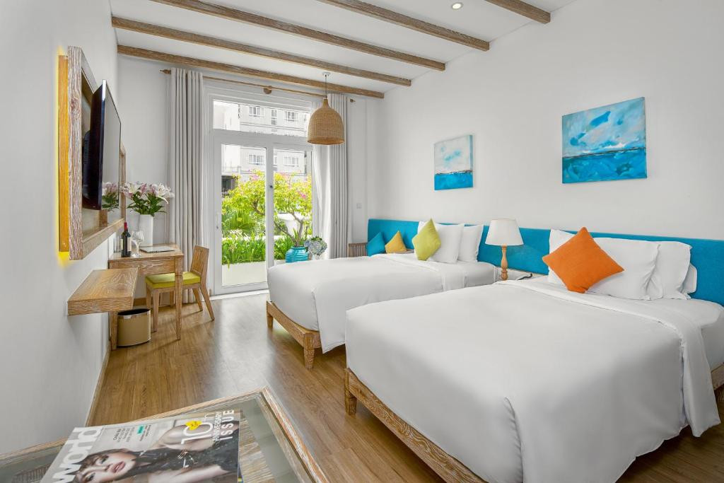 Một số phòng còn có ban công riêng, bếp hoặc WiFi miễn phí. Ảnh: Booking