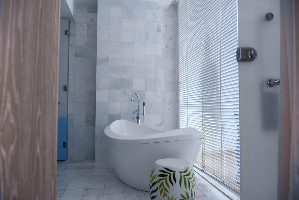 Phòng tắm được trang bị nội thất hiện đại. Ảnh: Booking