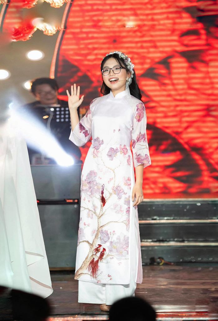 Ca sĩ Quang Lê - bố nuôi của Phương Mỹ Chi từng gây sốc khi tiết lộ cát xê của cô bé dân ca cao gấp đôi anh. Ảnh: FBNV