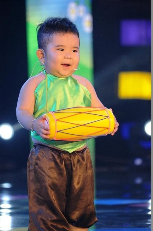 Mẹ Ku Tin từng gây sốc khi hé lộ cát xê biểu diễn ở Mỹ trong 3 ngày của con trai lên tới 7.500 USD (khoảng 170 triệu đồng). Dù sau đó, Ku Tin đã từ chối hợp đồng biểu diễn này vì không sắp xếp được. Ảnh: TCBC