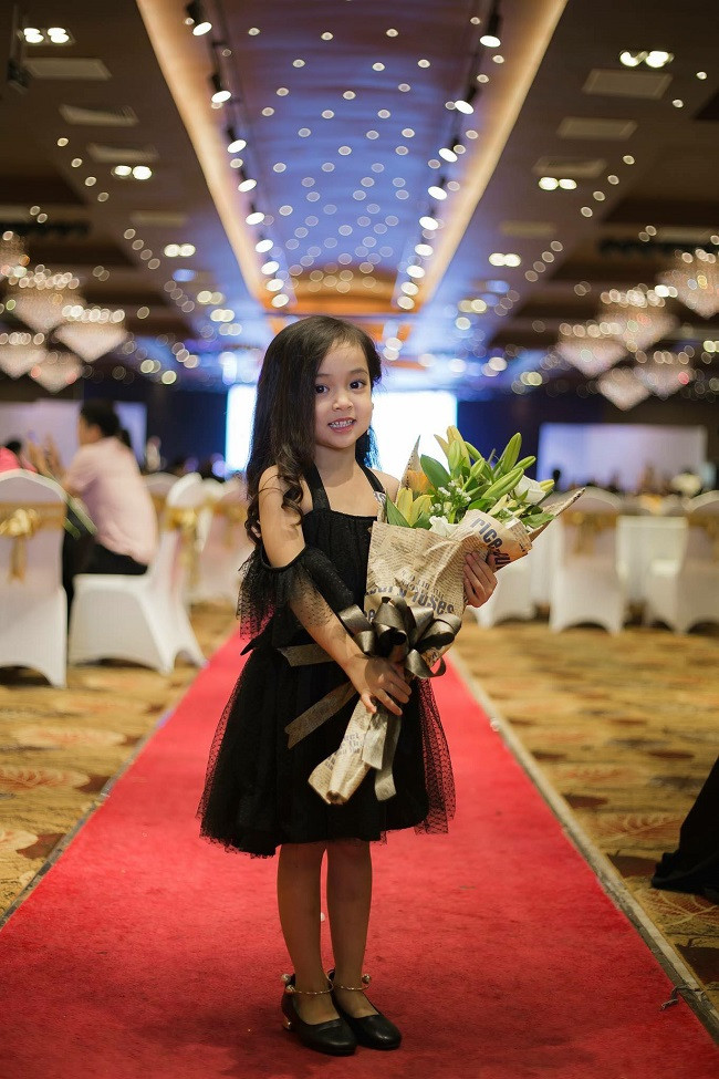 Mẹ Diệp Anh tiết lộ, chị lập 2 cuốn sổ tiết kiệm cho con và gửi toàn bộ tiền cát – xê của bé vào đó, chuẩn bị cho hành trang tương lai. Ảnh: Dân Việt